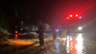 一個海岸派出所臺風下的“逆行”：一天三次緊急救助受困群眾