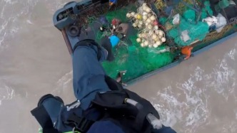 漁民小腿斷成兩截，直升機(jī)出動(dòng)在風(fēng)浪中展開(kāi)救援