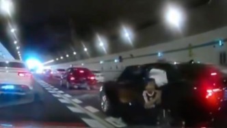 媒體：10歲男孩跪地?cái)r車救母，最美的是愛有回聲