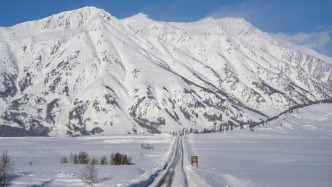新疆喀納斯景區(qū)遭遇降溫降雪，道路仍處于管制狀態(tài)