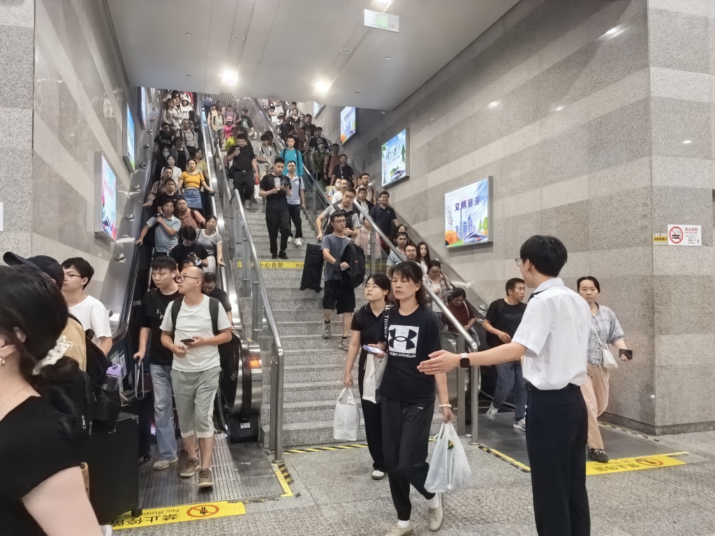 铁路上海站迎来返程高峰，今天预计到达旅客80.8万人次
