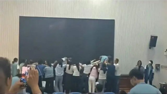 家长跪地让学生从背上踩过？河南中牟一中学举办“愧疚教育”活动引争议，校方致歉