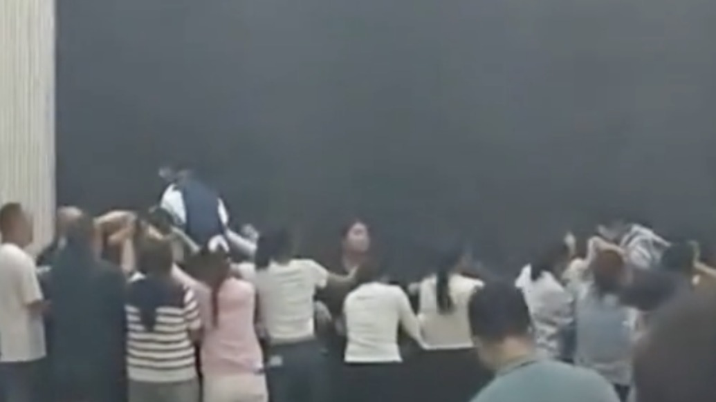 河南中牟一所中学举行活动学生从家长身上踩过?校方致歉:具体细节考虑不周