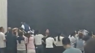 河南中牟一所中學(xué)舉行活動(dòng)學(xué)生從家長(zhǎng)身上踩過(guò)？校方致歉：具體細(xì)節(jié)考慮不周