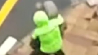 像披上戰(zhàn)袍的騎士，臺風天他穿上雨衣沖向街頭守護無助的老人