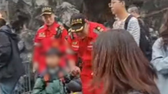 男童在龍門石窟被人海擠散媽媽急哭，救援隊員20分鐘找回
