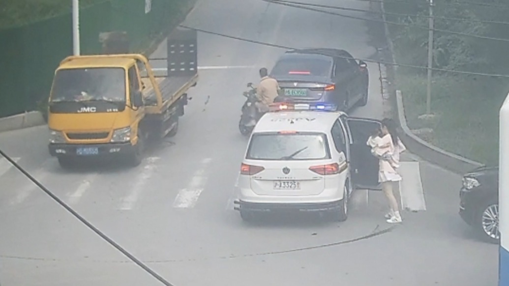 “寶寶不要睡”，幼兒過敏險(xiǎn)些窒息，警車6分鐘極速送醫(yī)