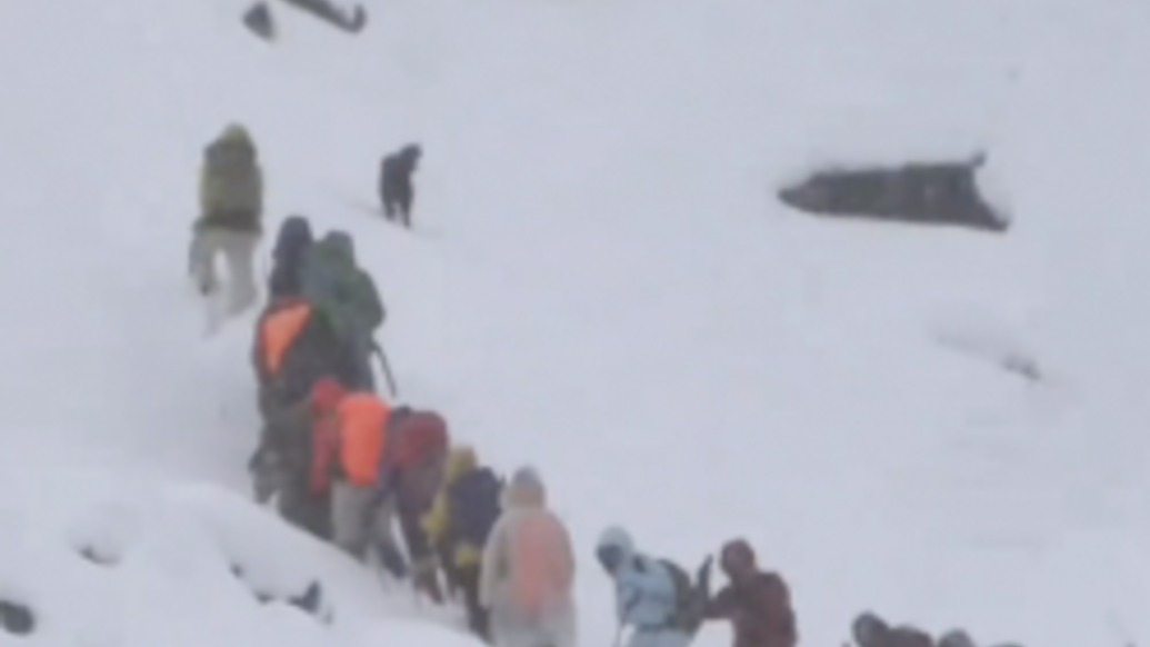 “有的雪坑已沒過腰”，珠峰暴雪一向?qū)О儆嗳顺冯x，一人一狗“人肉開路”