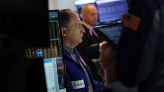 美股三大指數(shù)小幅收跌，特斯拉跌超4%