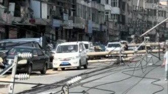 湖北大悟一街道多根电线杆倒塌，政务中心人员：原因还在调查