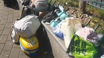 松弛感源于安全感，游客進(jìn)景區(qū)齊刷刷將行李放門(mén)口