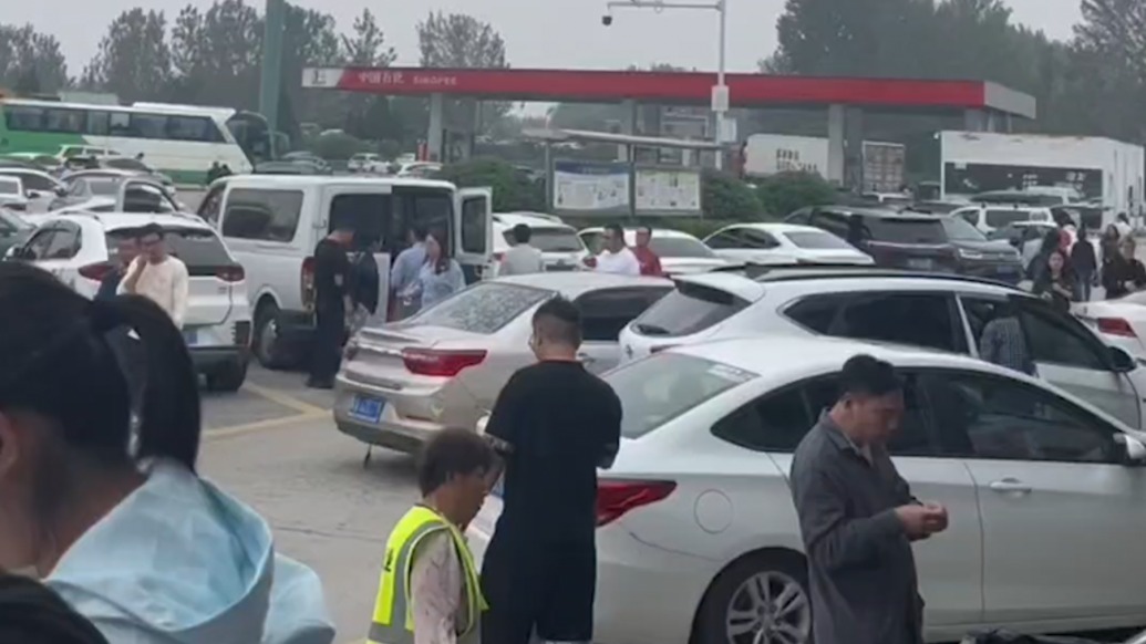 返程直击丨旅客讲述高速遇堵车：服务区饱和，女厕、加油排长队