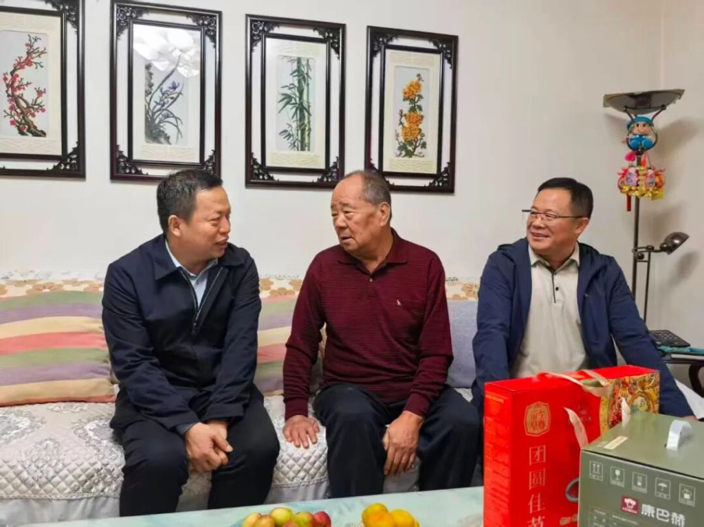黄绍炜任哈密市委常委、政法委书记，曾获全国优秀党务工作者