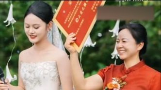 爱人如养花，母亲亲手种一片草地送女儿一场草坪婚礼