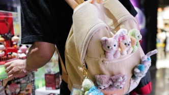 中青报聚焦包挂风潮：年轻人的背包仿佛挂满了整个世界