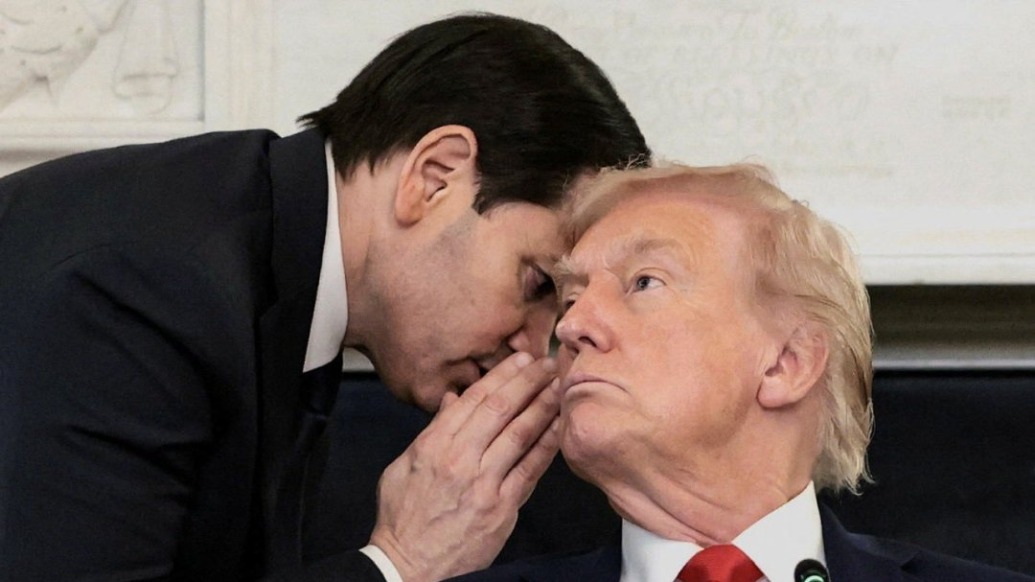 魯比奧俯身遞紙條，特朗普迅速宣布！紙上到底寫著什么？