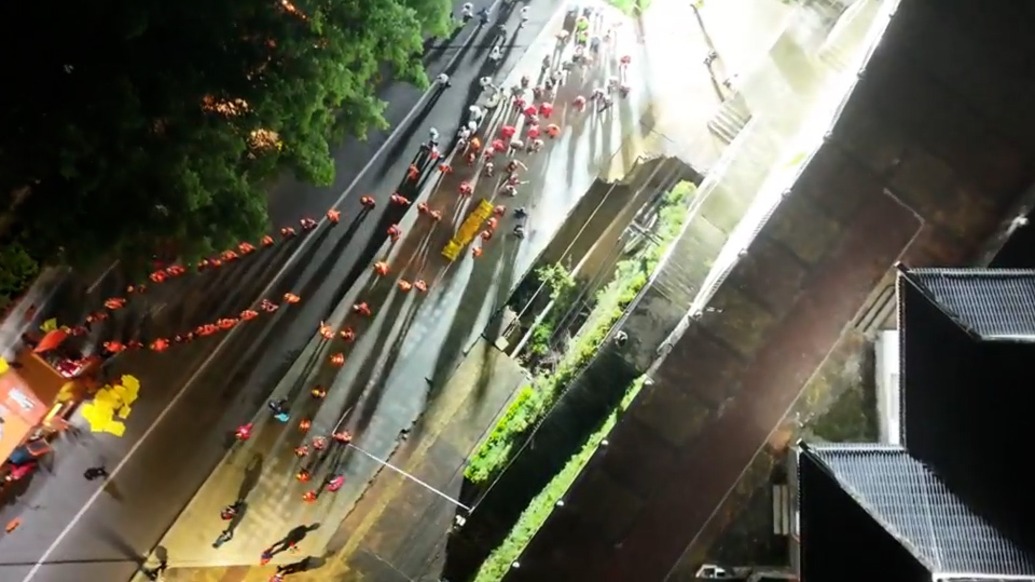 航拍南寧北大橋右側(cè)堤外陷坑：大型設(shè)備在現(xiàn)場(chǎng)救援