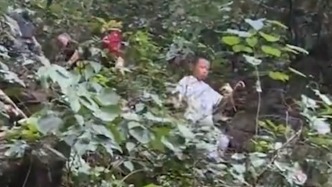 身后就是幾十米懸崖，男童不慎從陡峭山道上滑落被退伍軍人一把抱住