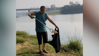 5年撿起超5噸垃圾，七旬老人用雙手“擦亮”河灘