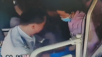 學(xué)生在公交車上暈倒，司機乘客聯(lián)手急救