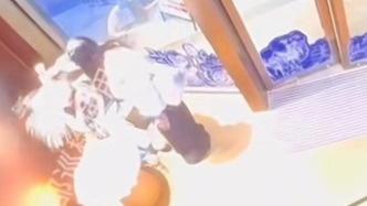 女子將整杯奶茶倒在他人頭上后逃跑，其母出面賠償后和解