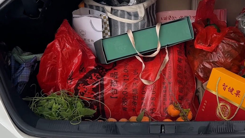 國慶中秋假期結(jié)束，返程的后備廂里裝滿母親的愛