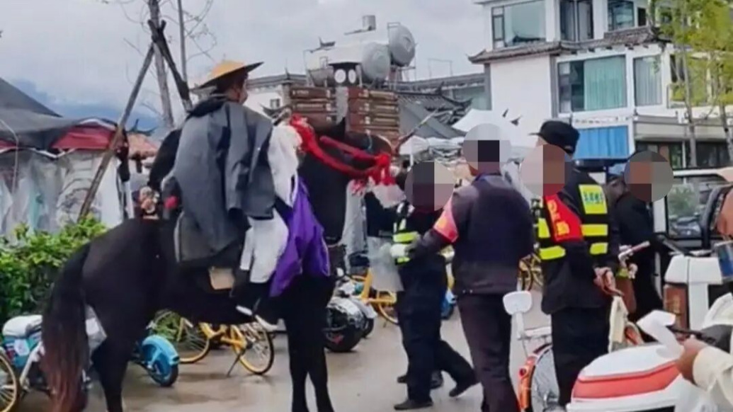 男子騎馬強(qiáng)闖洱海廊道被阻止，當(dāng)?shù)兀豪鹊澜箼C(jī)動車和馬進(jìn)入