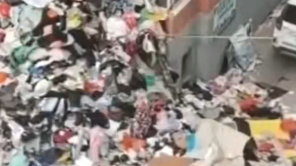 老太房间囤满垃圾进出靠爬行，清运用了十多辆车