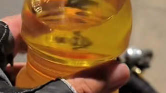 老板誤將食用油當(dāng)飲料賣：3元一瓶，好奇買走的人咋都沒講