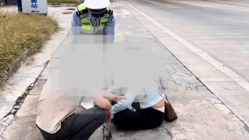 高速路上演“玩命”爭吵！ 男子把車停應急車道讓女友下車