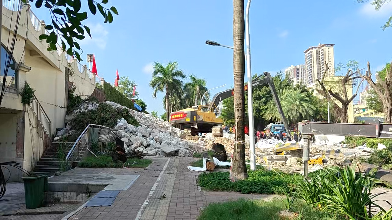 75.9米洪峰过境南宁，北大桥右侧堤外地面塌陷正紧急处置