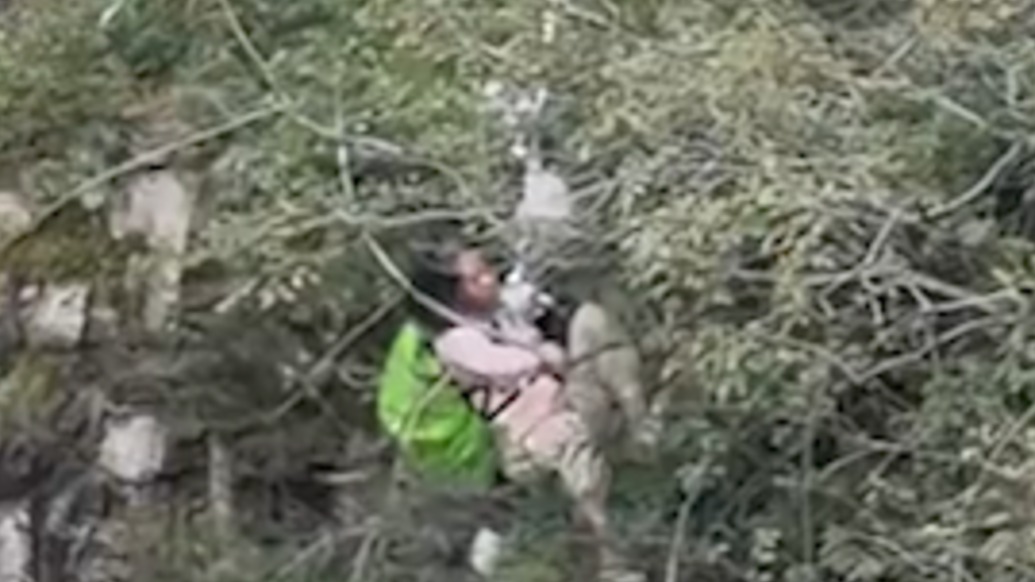 腳下就是萬丈深壑，女子跌落懸崖死死抓住樹枝，路人合力擰繩救人