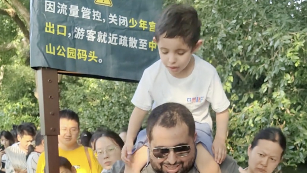 友誼連通了兩個小世界，外國小朋友在景區(qū)哭鬧中國小孩哥送禮物安撫