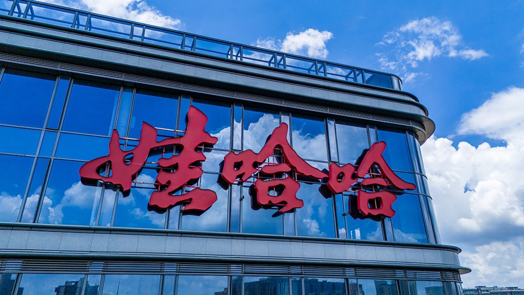 宏胜饮料生产中心总监严学峰已正常上班，在与娃哈哈有关联的百余家公司任监事