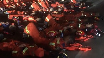 這就是“最可愛(ài)的人”，廣西南寧抗洪救援一線(xiàn)消防員換班后席地而睡