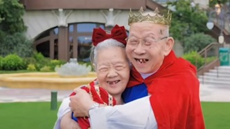 童話里不是騙人的，九旬夫婦在上海迪士尼扮演“王子公主”羨煞眾人