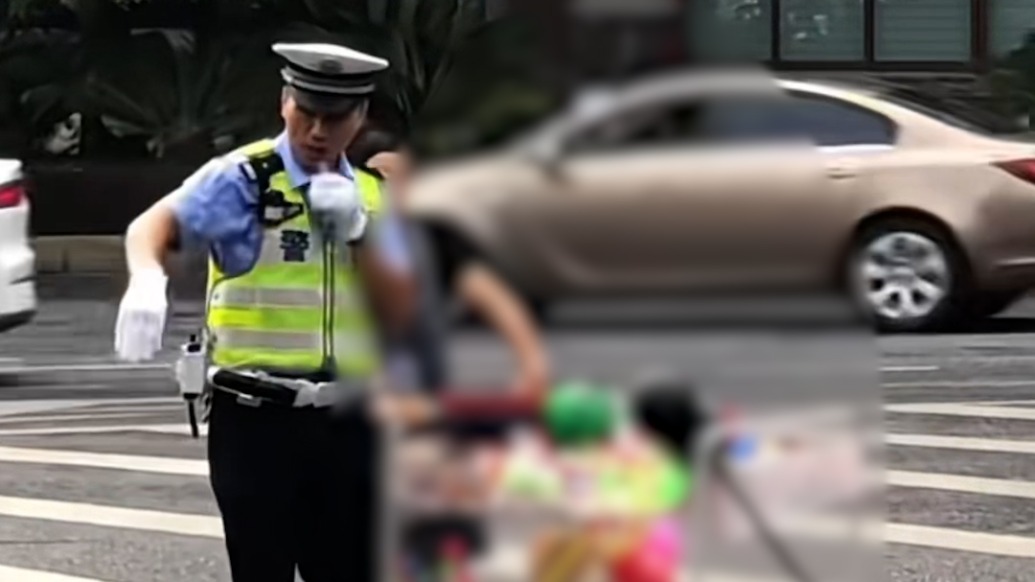 網友拍下這一幕，很暖！郴州交警幫助殘疾女子推車，5.1萬點贊致敬平凡善舉