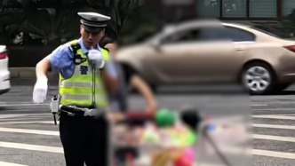 網(wǎng)友拍下這一幕，很暖！郴州交警幫助殘疾女子推車，5.1萬點(diǎn)贊致敬平凡善舉