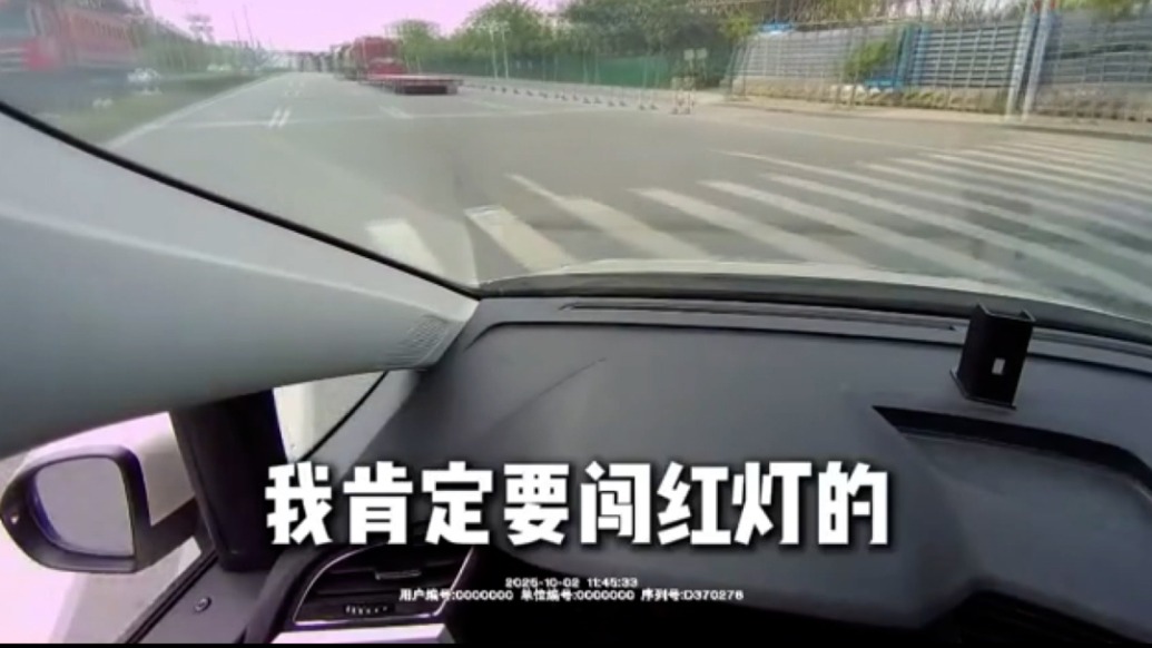 生死時(shí)速6分鐘！民警報(bào)備后闖紅燈救回窒息幼兒