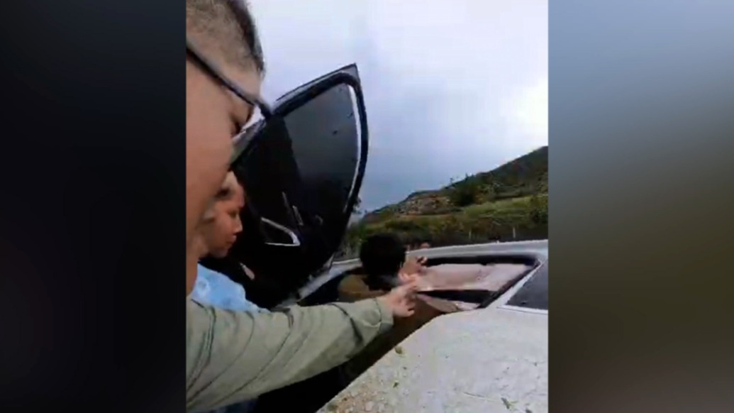 新能源車高速上側(cè)翻變形5人被困，多名路過司乘砸車施救