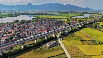全國鐵路今起實行新的列車運行圖，客貨運輸能力持續提升