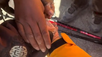 都是一家人，女子在西藏高反嚴(yán)重呼吸急促，藏族老鄉(xiāng)用“土方法”急救