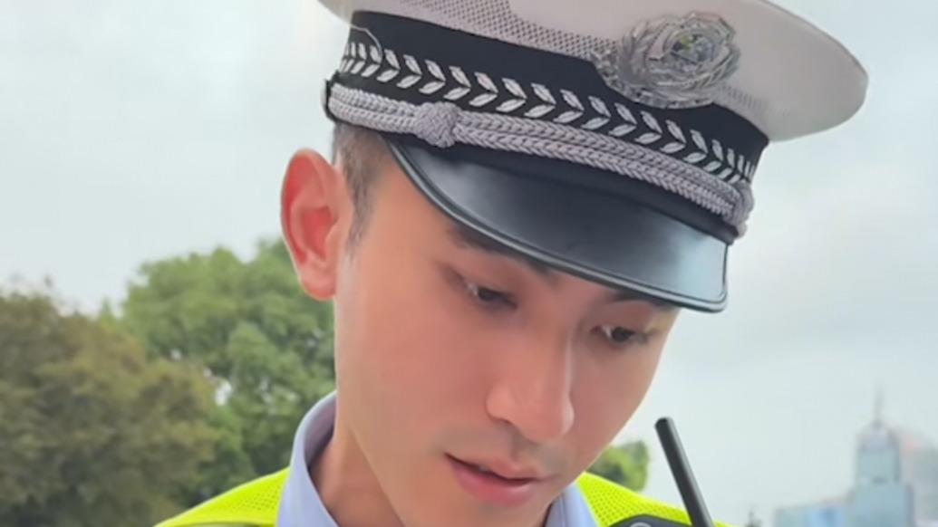 太全面了，外國游客在上海街頭問路，交警用流利英語耐心回答