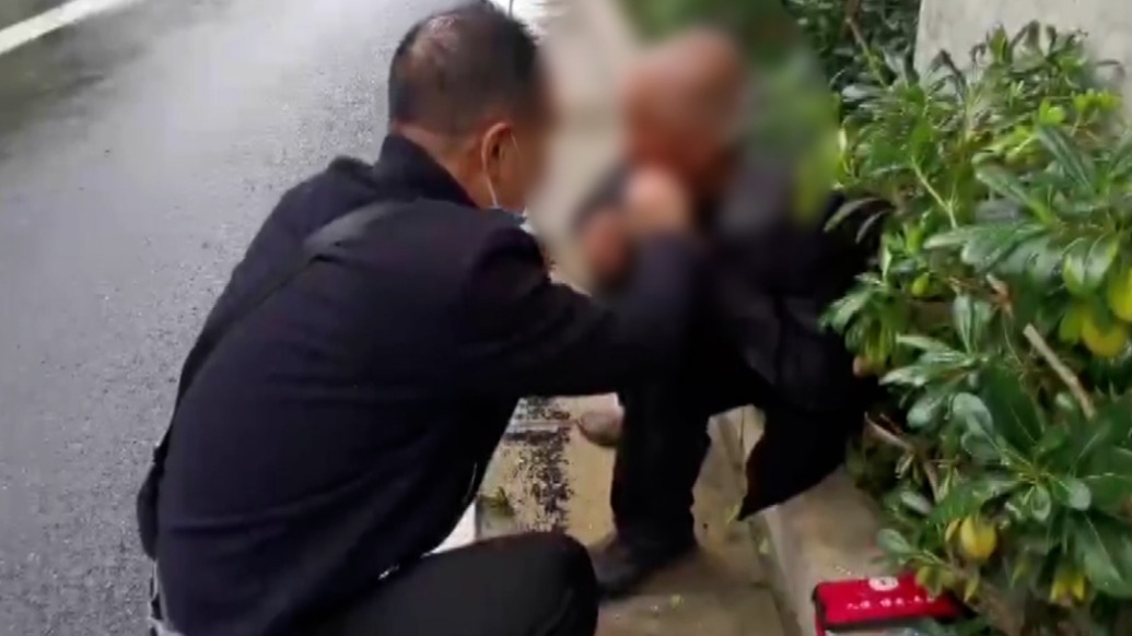 老人一頭栽進綠化帶無法起身，路過男子折返施救