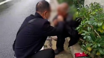 老人一頭栽進(jìn)綠化帶無(wú)法起身，路過(guò)男子折返施救