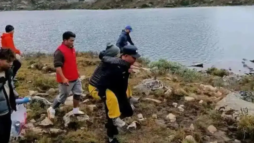 徒步甘孜失溫女孩仍昏迷,其母:優(yōu)先救治,暫不追責(zé)“搭子”