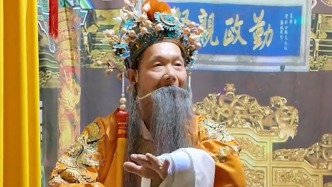 “到舞臺上一切煩惱都沒了”，53歲男子送外賣圓“戲曲夢”