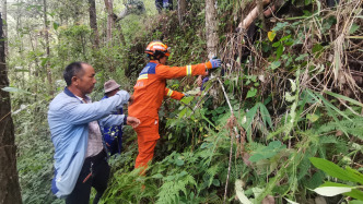 云南一93歲老人上山撿菌失聯(lián)近兩天后獲救，被發(fā)現(xiàn)時意識清醒