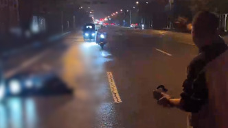 情侶雨夜偶遇中年婦女出事故，全程守護(hù)直至家屬到來(lái)