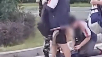 重慶市渝北職教中心通報(bào)“學(xué)生下跪”：雙方均為學(xué)生，因違規(guī)攜帶充電寶求情